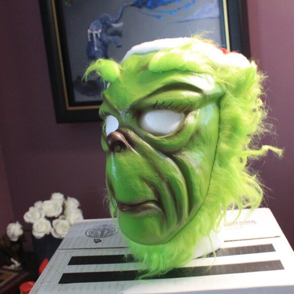 Green Holiday Mask - Picture 5 of 6